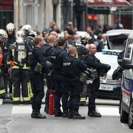 Policías montan un periodo de seguridad en el centro de París. / YOAN VALAT (EFE)