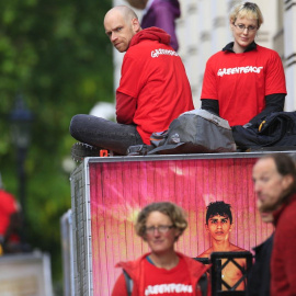 20/05/2019.- Activistas de Greenpeace bloquean la sede de BP en Londres para exigir el fin de las exploraciones petrolíferas. TWITTER/@GreenpeaceUK