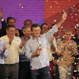 El alcalde de Buenos Aires, Mauricio Macri (c), festeja junto Horacio Rodríguez Larreta (i) los resultados electorales. /EFE