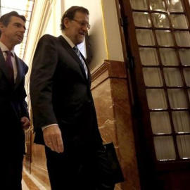 El presidente del Gobierno en funciones, Mariano Rajoy, junto al ya exministro de Industria, José Manuel Soria. EFE