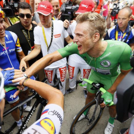 El ciclista alemán Marcel Kittel (C) del Quick Step Floors celebra su victoria tras la 11ª etapa del Tour de Francia entre las localidades de Eymet y Pau. /EFE