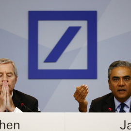 Los consejeros delegados de Deutsche Bank Anshu Jain (dcha) y Juergen Fitschen (izda). REUTERS/Kai Pfaffenbach