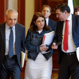 12/06/2018.- El diputado del PP José Antonio Bermúdez de Castro (d), conversa con la portavoz socialista Adriana Lastra y el diputado del PSOE Rafael Simancas al término de la reunión de la Junta de Portavoces celebrada hoy en el Congreso. 