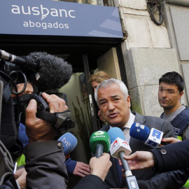 El presidente de la Asociación de Usuarios de Servicios Bancarios (Ausbanc), Luis Pineda (c), atiende a los medios a su salida de la sede de Ausbanc.-EFE / BALLESTEROS