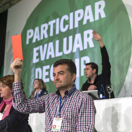 El coordinador de Izquierda Unida en Andalucía, Antonio Maillo (c), levanta una papeleta de voto durante la celebración hoy en Bormujos (Sevilla) de la I Asamblea de Balance para valorar la labor realizada como miembro del Gobierno y por pa