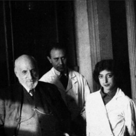 De izquierda a derecha, Carmen Serra (hermana de Manuela Serra), José María Villaverde, Santiago Ramón y Cajal, Fernando de Castro y Enriqueta Lewy.