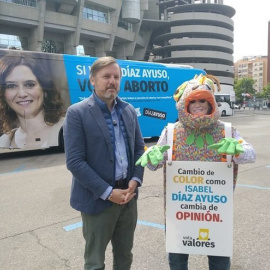 Ignacio Arsuaga, presidente de la asociación ultra Hazte Oír, posa delante del autobús que ha fletado contra Isabel Díaz Ayuso. (EP)