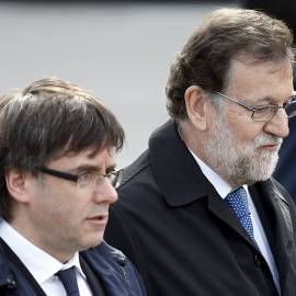 El presidente del Gobierno en funciones, Mariano Rajoy, con el president de la Generalitat, Carles Puigdemont, en el acto de homenaje a las víctimas del vuelo de Germanwings, en el aniversario del accidente. REUTERS/Albert Gea