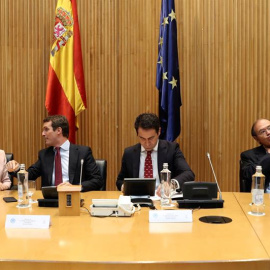 El presidente del PP, Pablo Casado,2ºiz., la presidenta en funciones del Congreso,Ana Pastor, el secretario general del PP,Teodoro Garcia Egea,c., y el presidente en funciones del Senado, Pío Garcia Escudero.,d., durante la primera reunión 