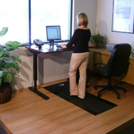 Puesto de trabajo con cinta para andar. /Treaddesk