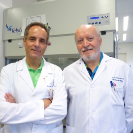 Llorente y Álvarez en su laboratorio de Granada
