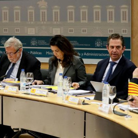 El conseller de Asuntos Exteriores, Relaciones Institucionales y Transparencia de la Generalitat catalana, Raül Romeva (d), asiste al Consejo de Política Fiscal y Financiera, que preside el ministro de Hacienda y Administraciones Públicas e