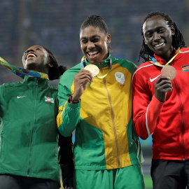 Caster Semenya celebrant una medalla d'or.
