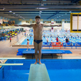 Carlos Gimeno se prepara para lanzarse a la piscina. CHRISTIAN GONZÁLEZ