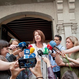 L'alcaldessa Marta Madrenas atén els mitjans de comunicació per informar sobre l'entrada a l'ajuntament d'agents de la Guàrdia Civil / EFE Robin Townsend