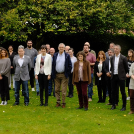 La líder del Bloque, Ana Pontón, flanqueada por Fernández Lores y Evencio Ferrero, junto a otros alcaldes nacionalistas. / BNG