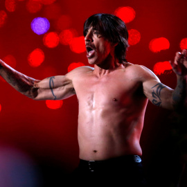 Anthony Kiedis of The Red Hot Chili Peppers performs during the halftime show of the NFL Super Bowl XLVIII football game between the Denver Broncos and the Seattle Seahawks in East Rutherford, New Jersey, February 2, 2014. REUTERS/Shannon S