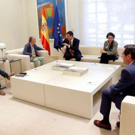 El presidente del Gobieno, Pedro Sánchez (3i), acompañado por la ministra de Trabajo, Magdalena Valerio (3i), recibe al presidente de CEPYME, Antonio Garamendi (d), el presidente de la CEOE, Juan Rosell (2d), el secretario general de UGT, P