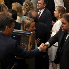 El presidente del Gobierno en funciones, Pedro Sánchez, saluda al diputado electo en prisión preventiva de ERC Oriol Junqueras. - EFE