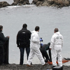 Labores de rescate de uno de los fallecidos en la tragedia del Tarajal, en Ceuta.