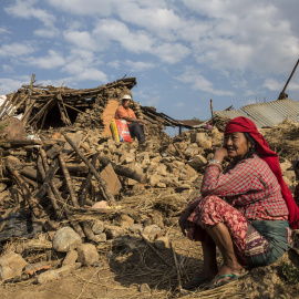 Damnificados frente a su vivienda destruida en Katmandú (Nepal)./ EFE/Cortesía Cruz Roja y Media Luna Roja