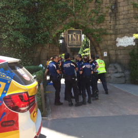 Imágenes de la Policía y el Samur en su intervención tras el accidente del Parque de Atracciones de Madrid./Twitter Emergencias