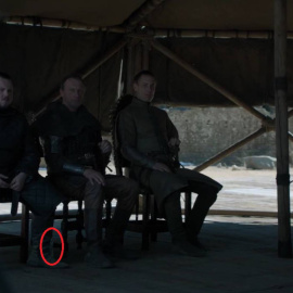 Una botella de plástico se cuela en Desembarco del Rey./ HBO