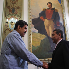 Nicolás Maduro saluda al gobernador opositor de Mérida, Ramón Guevara. EFE/Archivo