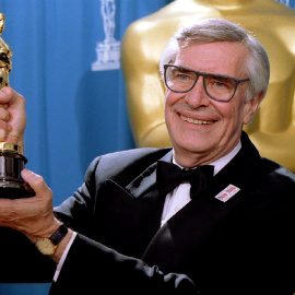 El actor Martin Landau muestra el Óscar que ganó como Mejor Actor de Reparto REUTERS/Blake Sell/File Photo