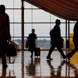 Viajeros en el aeropuerto de Madrid-Adolfo Suárez Barajas. PABLO BLAZQUEZ DOMINGUEZ