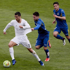 El delantero portugués del Real Madrid Cristiano Ronaldo (i) es perseguido por el centrocampista del Getafe Moi Gómez (2d), durante el partido de la trigésima tercera jornada de la Liga de Primera División que se juega hoy en el Coliseum Al