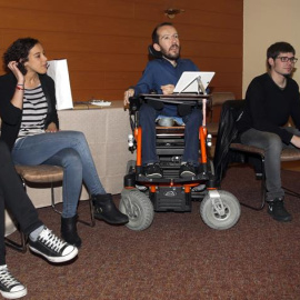 El secretario de Organización de Podemos, Pablo Echenique. junto al dirigente de Podemos Euskadi, Eduardo Maura, y la secretaria general en Euskadi, Nagua Alba , durante la reunión con los círculos del partido en el País Vasco. EFE/Luis Tej