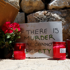 19/05/2019 - Un cartel y varias velas marcan el lugar donde fue asesinado el migrante marfileño Lassana Cisse en Malta. / REUTERS - ZAMMIT LUPI