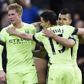 Agüero celebra con De Bryne y Navas uno de sus goles contra el Chelsea. /REUTERS