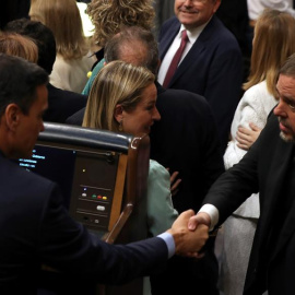 El presidente del Gobierno en funciones, Pedro Sánchez (i), saluda al diputado electo en prisión preventiva de ERC Oriol Junqueras, durante la sesión constitutiva de las nuevas Cortes Generales que se celebra este martes en el Congreso de l