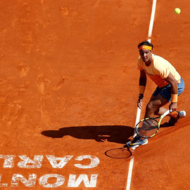 Nadal devuelve una pelota ayer a Andy Murray en la semifinal de Montecarlo. /EFE
