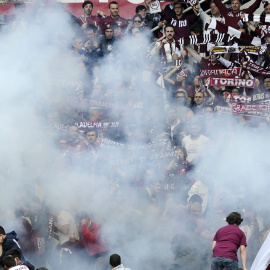 Instantes después de la explosión de un petardo en las gradas de los aficionados del Torino. /REUTERS