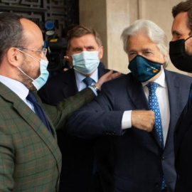 El presidente del Partido Popular, Pablo Casado (d), junto al presidente del PPC, Alejandro Fernández (i), saluda al presidente de Foment del Treball, Josep Sanchez-Llibre (c), en Barcelona.