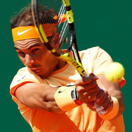 El tenista español Rafa Nadal devuelve la pelota al escocés Andy Murray durante el partido de semifinales del torneo de tenis Masters 1000 de Montecarlo, Francia hoy 16 de abril de 2016. /EFE