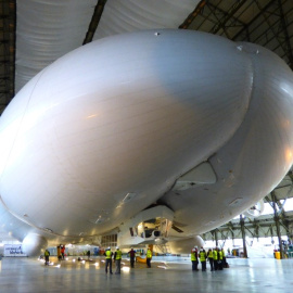 El Airlander 10, un prototipo de dirigible moderno, en el hangar de Berdfordshire (Reino Unido) donde se ha construido.- Hybrid Air Vehicles