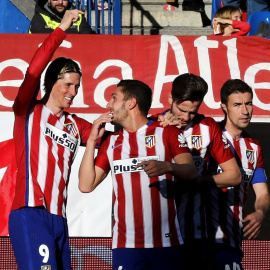 El delantero del Atlético de Madrid Fernando Torres celebra con sus compañeros, el gol marcado ante el Granada, el segundo del equipo, durante el partido de la trigésima tercera jornada de Liga de Primera División que se disputa en el estad