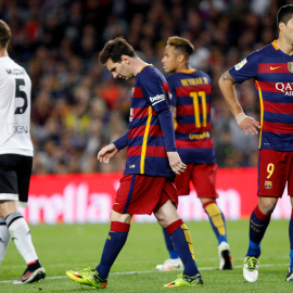 Leo Messi, Neymar Da Silva  y Luís Suárez se lamentan de una ocasión perdida durante el partido. EFE