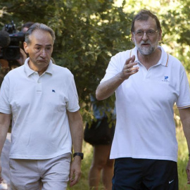El presidente del Gobierno, Mariano Rajoy (d), acompañado por el presidente de la Autoridad Portuaria de Marín, José Benito Suárez (i), durante su paseo por las orillas del río Umia, en Ribadumia (Pontevedra). EFE/Salvador Sas