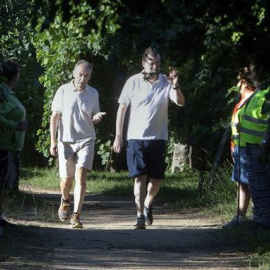 Mariano Rajoy amb el president de l'Autoritat Portuaria de Marín, José Benito Suárez, durant un passeig per Ribadumia (Pontevedra). EFE/Salvador Sas