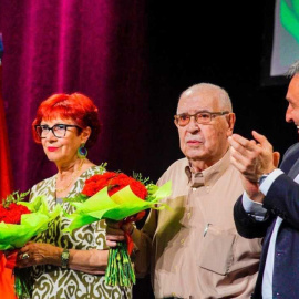Lola Grimau, hija de Julián, durante el homenaje en Madrid a Julián Grimau, acto en el que le ha acompañado Enrique Santiago, Secretario general del PCE, a la izquierda de la imagen.