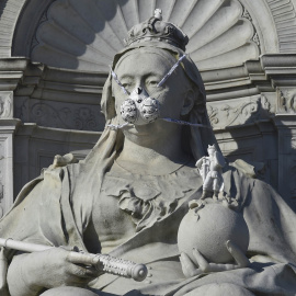 Una representación de una máscara de gas colocada por el grupo ecologista Greenpeace en una estatua de la reina Victoria de Inglaterra, cerca de Buckingham Palace en Londres. REUTERS/Toby Melville