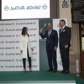 El presidente de Naturhouse, Félix Revuelta, con sus hijos, el día de la salida a bolsa de la compañía. EFE
