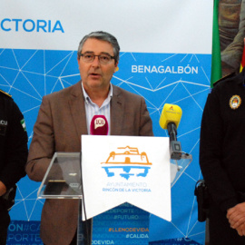 De izquierda a derecha, el jefe de policía Francisco Javier González Casanova, el alcalde popular Francisco Salado y el oficial Juan Antonio Ruiz Urdiales – David Bollero.