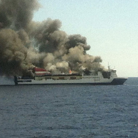 Fotografía facilitada por un viajero evacuado que muestra el incendio de un ferry de la compañía Acciona Trasmediterránea. EFE