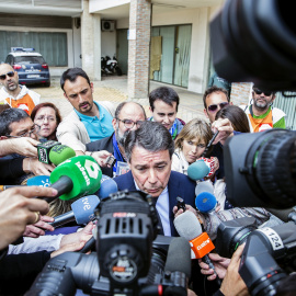 El expresidente de la Comunidad de Madrid Ignacio González atiende a los medios de comunicación a su salida del Juzgado de Instrucción número 5 de Estepona (Málaga), donde estaba citado hoy para declarar en calidad de investigado en el caso